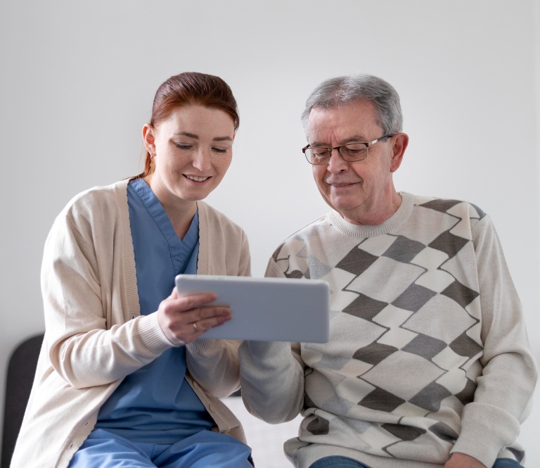medium-shot-man-woman-with-tablet (1)