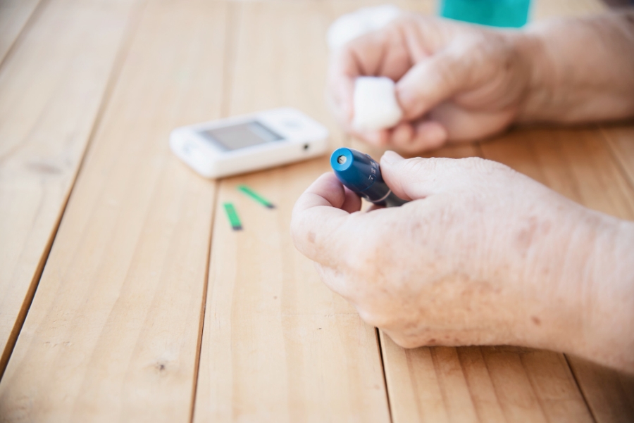 old-lady-is-testing-blood-sugar-level-using-blood-sugar-test-kid-set